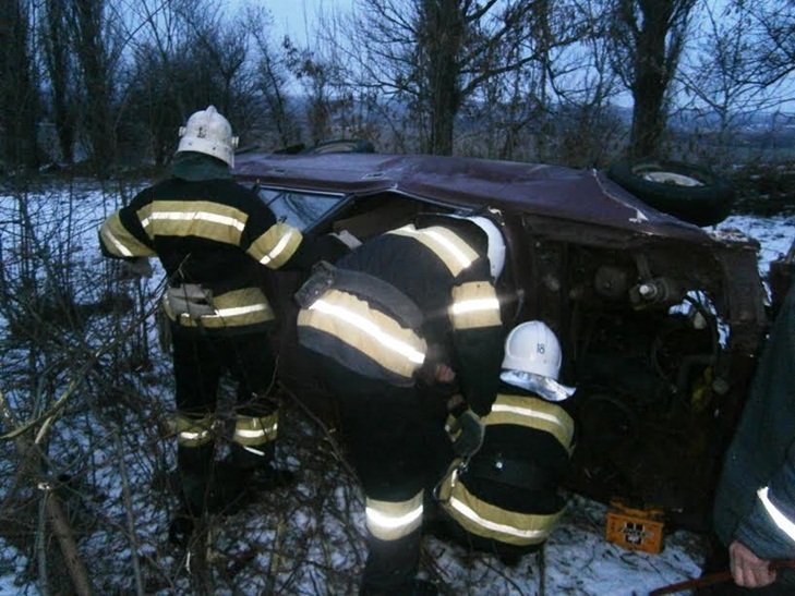 На Кропивниччині в результаті ДТП водія заблокувало в розбитому авто - фото 1