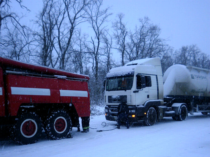 На Полтавщині рятувальники звільнили зі снігового полону шість автівок - фото 1