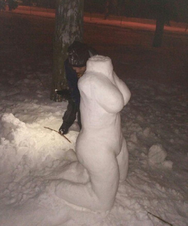 Запоріжці ліплять зі снігу оголених жінок та лише їх    - фото 2