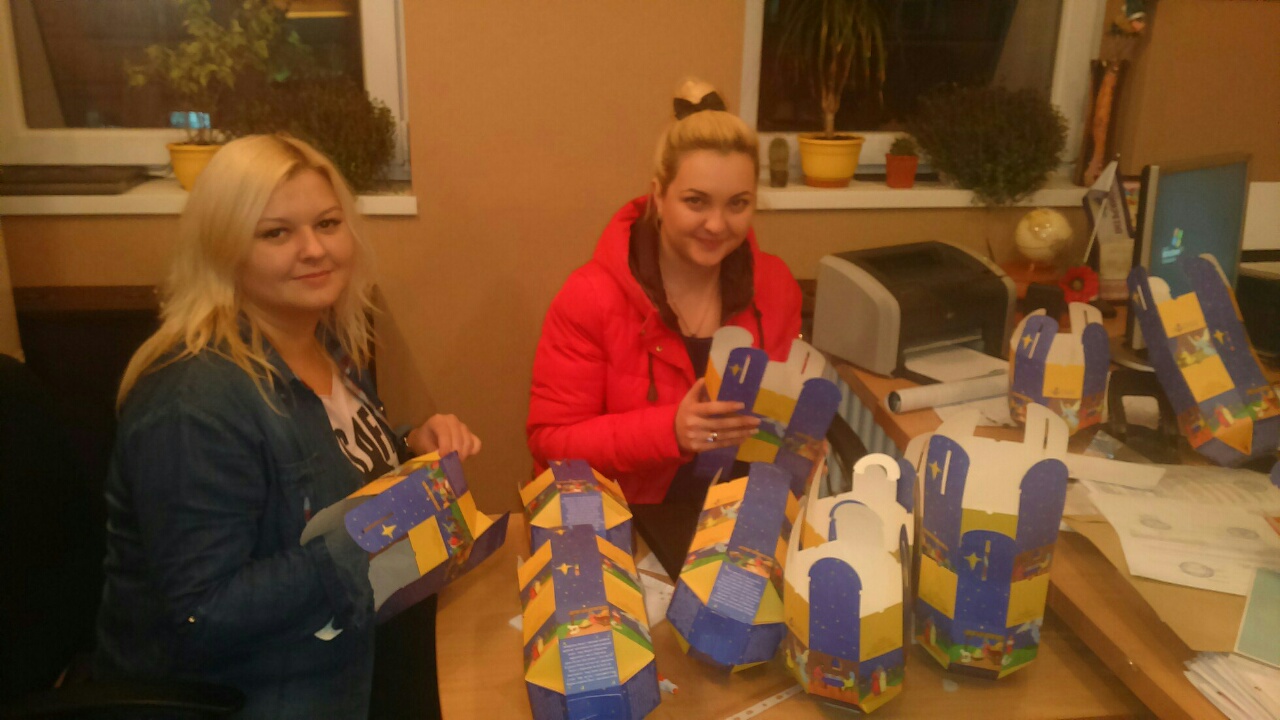 Новорічні подарунки на фронт готують Хмельницькі автомайданівці - фото 1 Новорічні подарунки на фронт готують Хмельницькі автомайданівці - фото 1