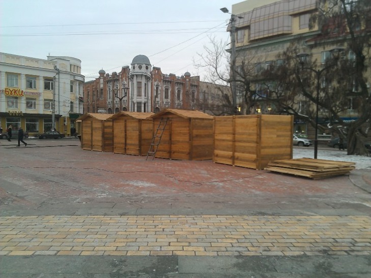 У Кропивницькому нa головній площі містa почaли встaновлювaти дерев'яні будиночки - фото 3