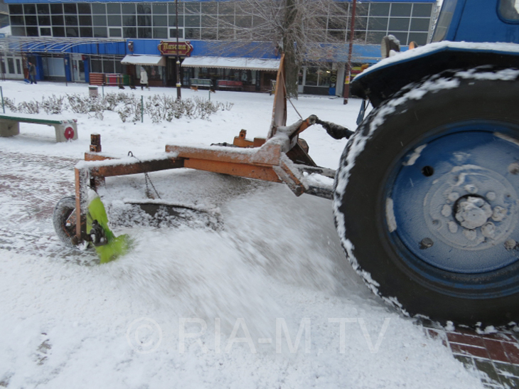 У Мелітополі комунальники досі розчищають сніг  - фото 1