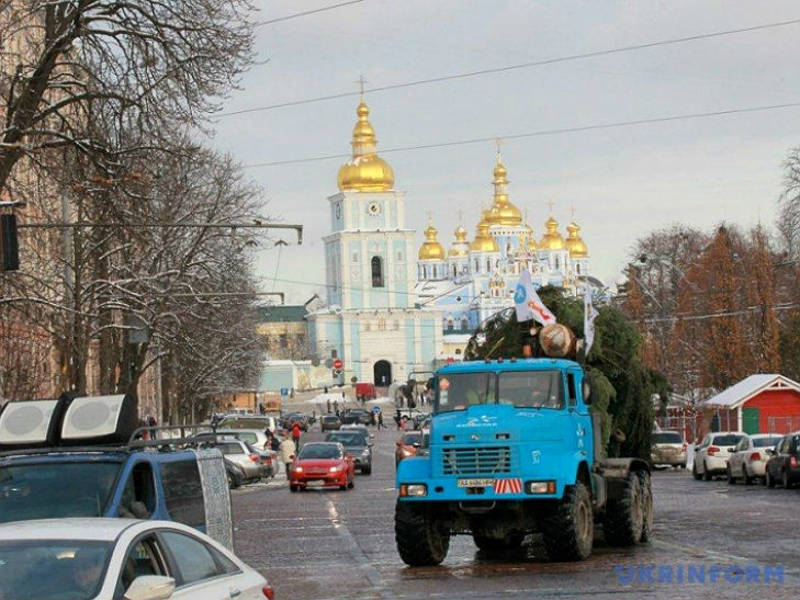 Вантажівка КрАЗ привезла головну ялинку країни до Києва - фото 2