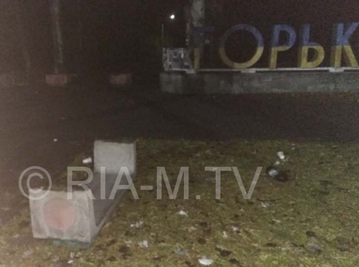 Мелітопольські вандали знесли лавки біля парку - фото 1