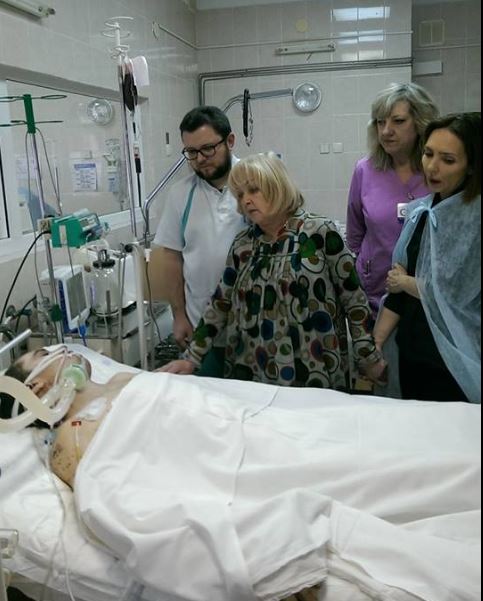 Ада Роговцева перед випискою благословила пораненого бійця - фото 1
