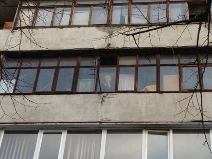 На одному з балконів багатоповерхівки на проспекті Соборному обличчям к вулиці встановлений портрет Леніна - фото 1