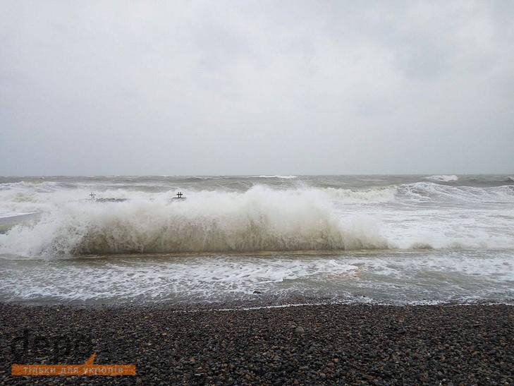 Через шквальний вітер і дощ в Одесі на морі почався сильний шторм (ФОТО, ВІДЕО) - фото 4