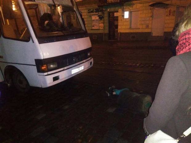 У Львові дівчина кинулась під маршрутку (ФОТО) - фото 1