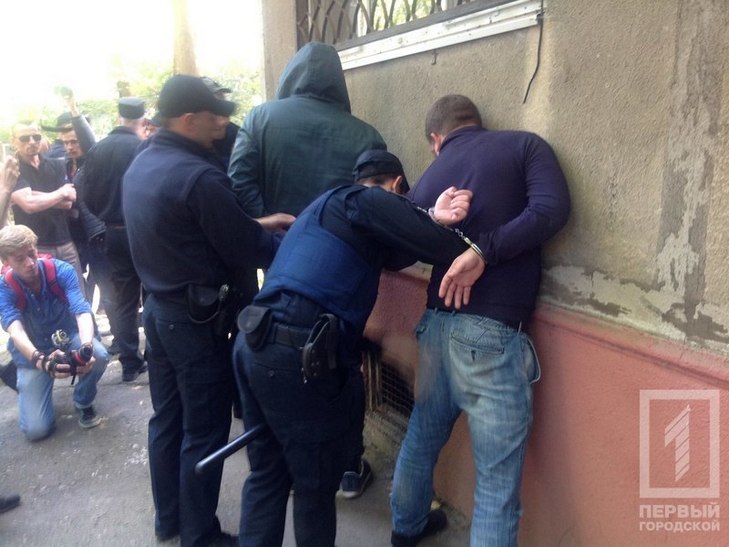 В Одесі після розгляду справи "2 травня" біля будівлі суду невідомі спровокували бійку - фото 2