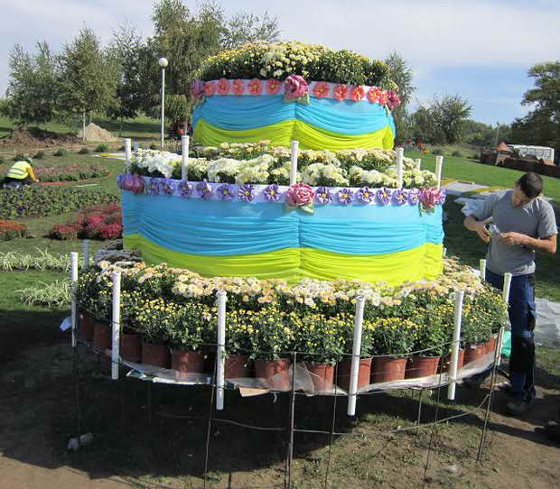 Чумові звірятка і велетенський чайник: на що у Запоріжжі перевели тисячі квітів - фото 13