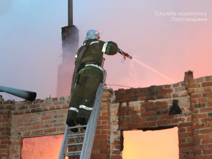 У Лубнах на Полтавщині згорів великий склад місцевого підриємства - фото 2