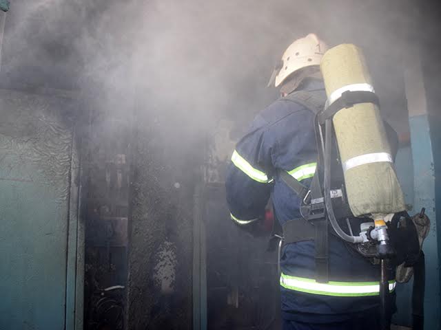 У Миколаєві через пожежу у багатоповерхівці рятувальники евакуювали жителів