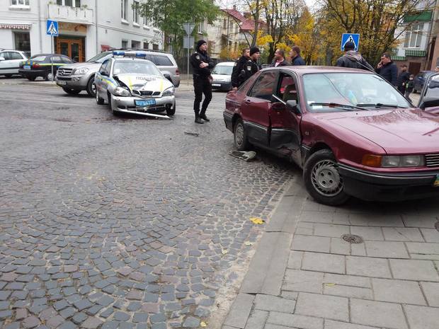 Як у Львові постраждав автомобіль поліції (ФОТО) - фото 1