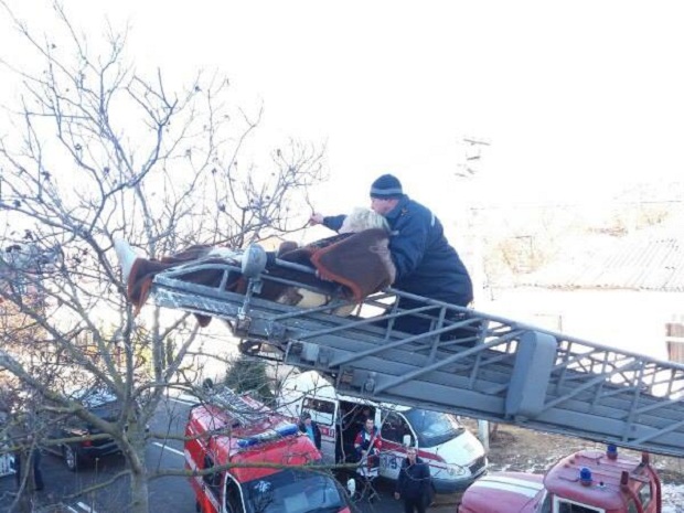 У Херсоні 80-річна бабуся застрягла на даху будинку - фото 1