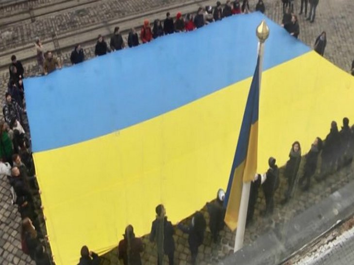 Львівські студенти показали тридцятиметровий прапор (ВІДЕО, ФОТО) - фото 1