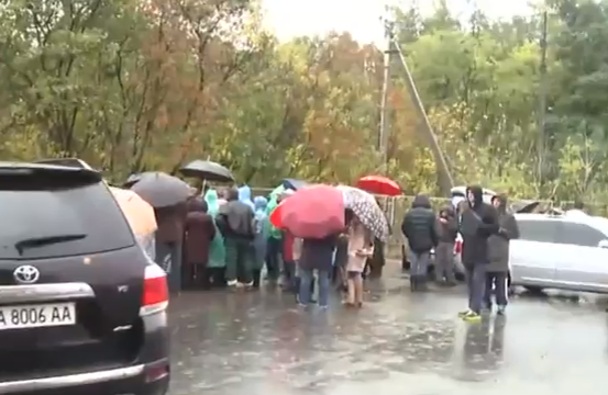 На Київщині селяни заблокували полігон сміттєвозами - фото 2