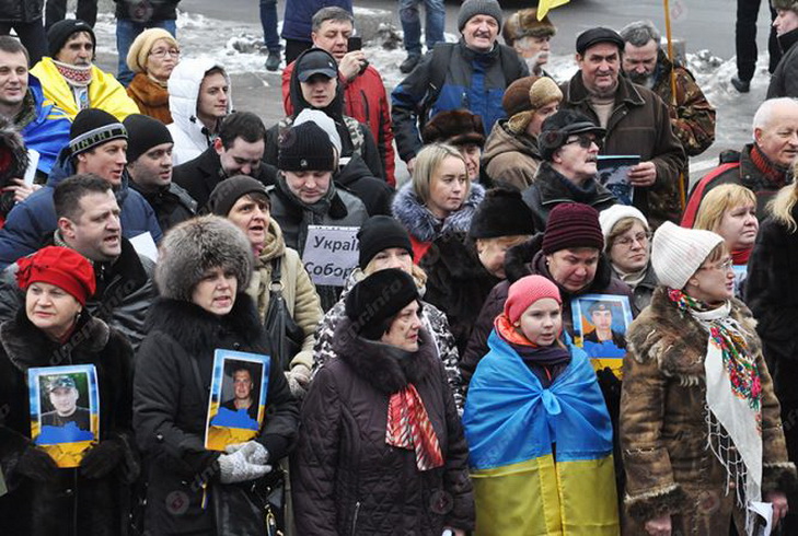 У центрі Дніпра родичі АТОшників вийшли на антипутинську акцію - фото 1