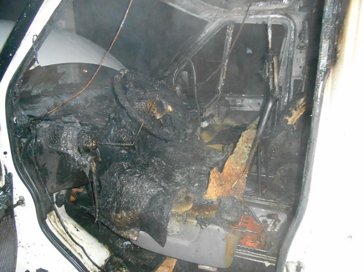 Автівки "Форд Транзіт" майже вщент згоріли внаслідок підпалу вчора, 19 січня, увечері - фото 1