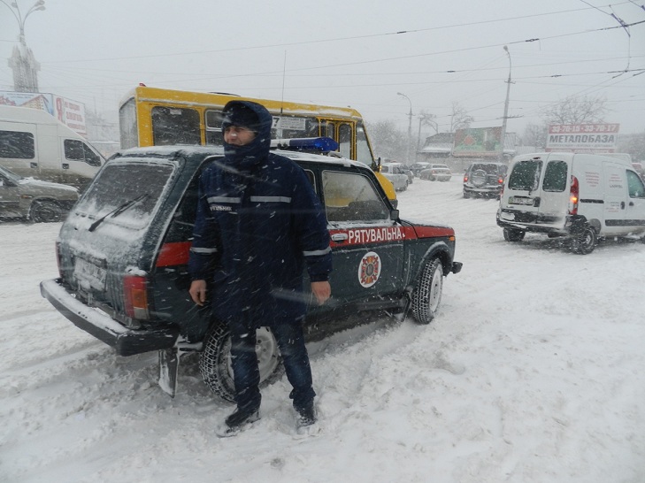 За минулу добу станом на 16:00 9 січня херсонські рятувальники п’ять разів витягали автівки зі снігових заметів - фото 1