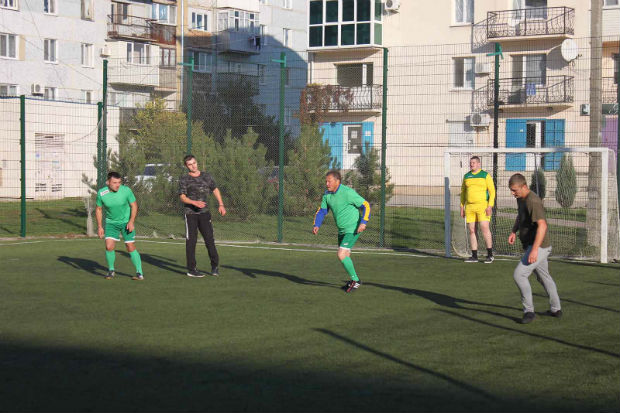 На Донбасі легендарний тренер і харківські поліцейські зіграли у футбол - фото 4
