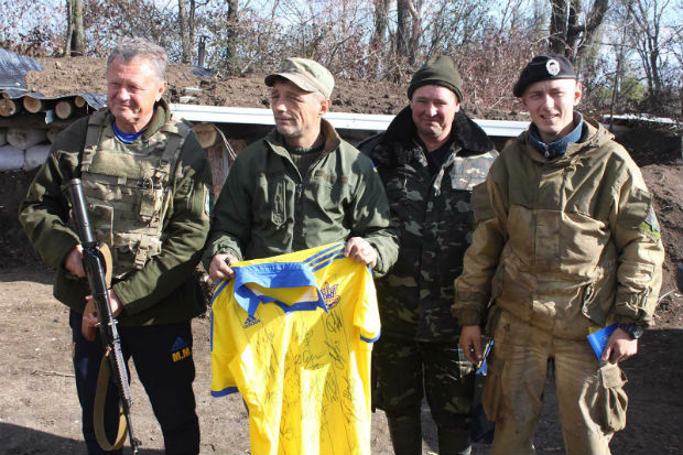 На Донбасі легендарний тренер і харківські поліцейські зіграли у футбол - фото 5