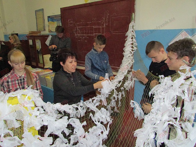 У Бердянську на уроках праці школярі плетуть маскувальні сітки (ФОТО, ВІДЕО) - фото 3