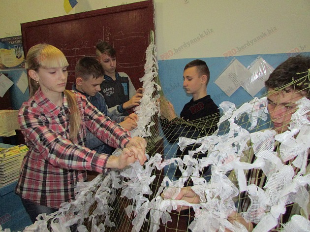 У Бердянську на уроках праці школярі плетуть маскувальні сітки (ФОТО, ВІДЕО) - фото 4
