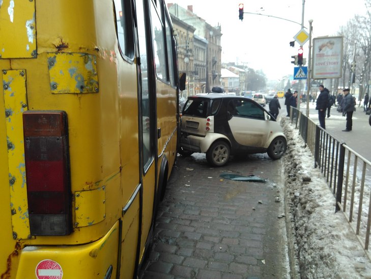 Як автобус розчавив у Львові Smart (ВІДЕО, ФОТО) - фото 2