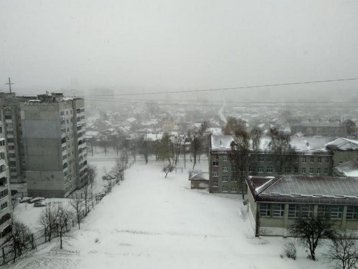 Львів продовжує засипати снігом. Місто безлюдне (ВІДЕО, ФОТО) - фото 1