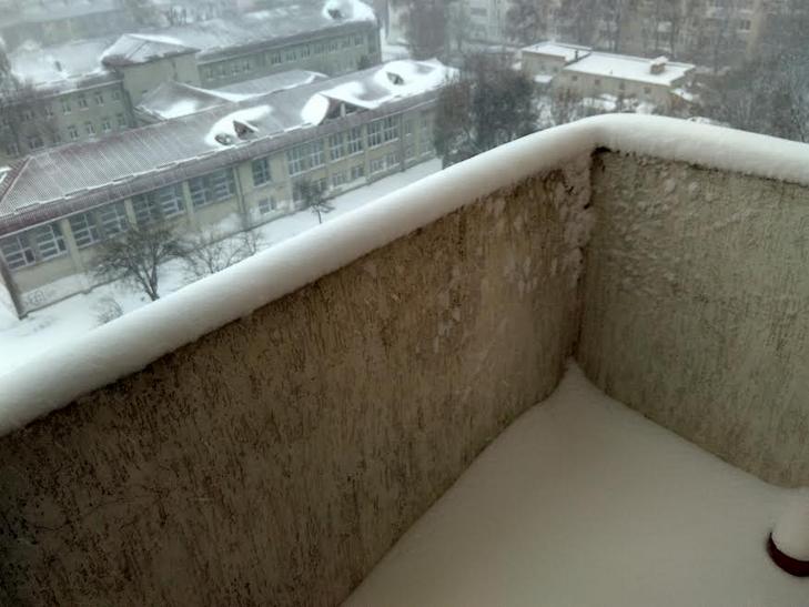 Львів продовжує засипати снігом. Місто безлюдне (ВІДЕО, ФОТО) - фото 3