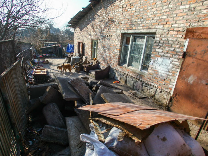 На Полтавщині сім'я з сімома дітьми живе в переобладнаному гаражі - фото 1