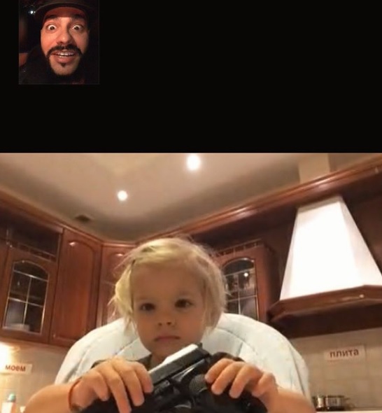Тіматі дав 2-річній доньці свій пістолет для "кумедного" селфі - фото 1