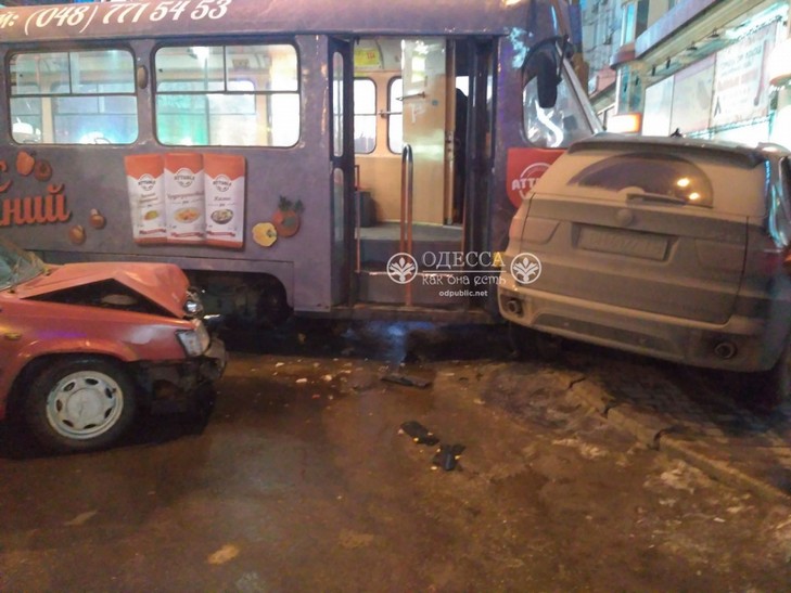 В Одесі трамвай злетів з рейок і протаранив п'ять автівок (ФОТО) - фото 1