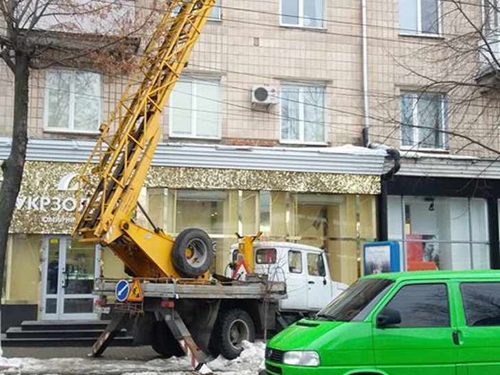 У центрі Кропивницького прибирають бурульки з допомогою спецтехніки - фото 1