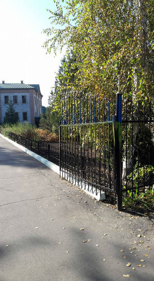 На Полтавщині паркан храму Московського патріархату став жовто-блакитним - фото 1