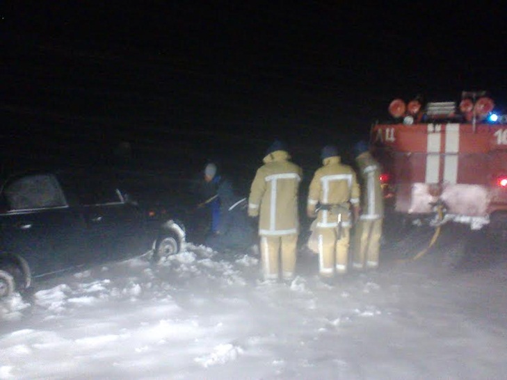 За добу на Кропивниччині в снігові замети потрапили майже 40 машин - фото 5
