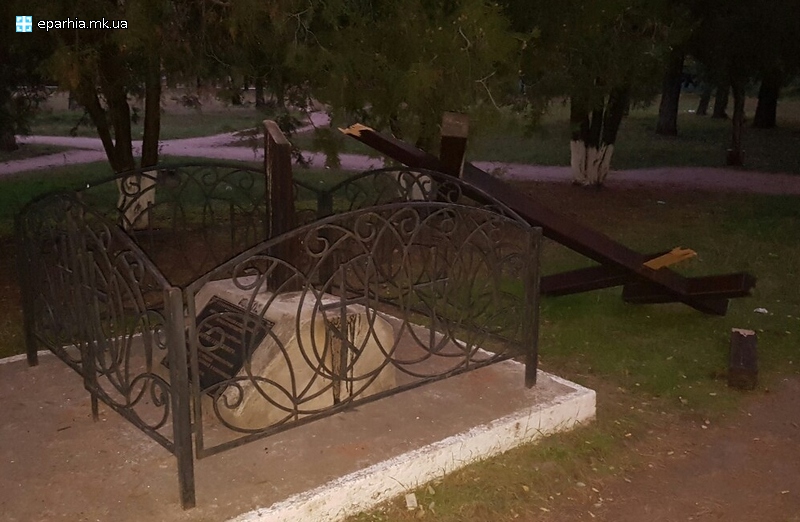У Миколаєві біля церкви зламали хрест