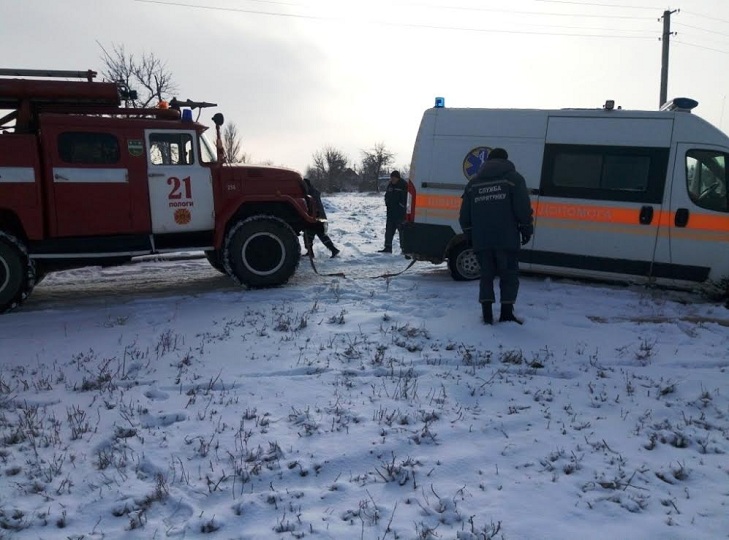Упродовж минулої доби, 13 січня, рятувальники витягли зі снігових пасток дев’ять автівок, в яких загалом знаходилися 13 людей - фото 1