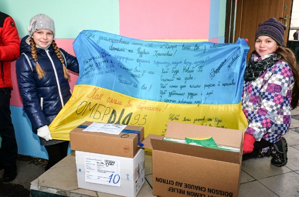 Школярі Дніпра відправили бійцям АТО до Різдва посилки з ліками - фото 2