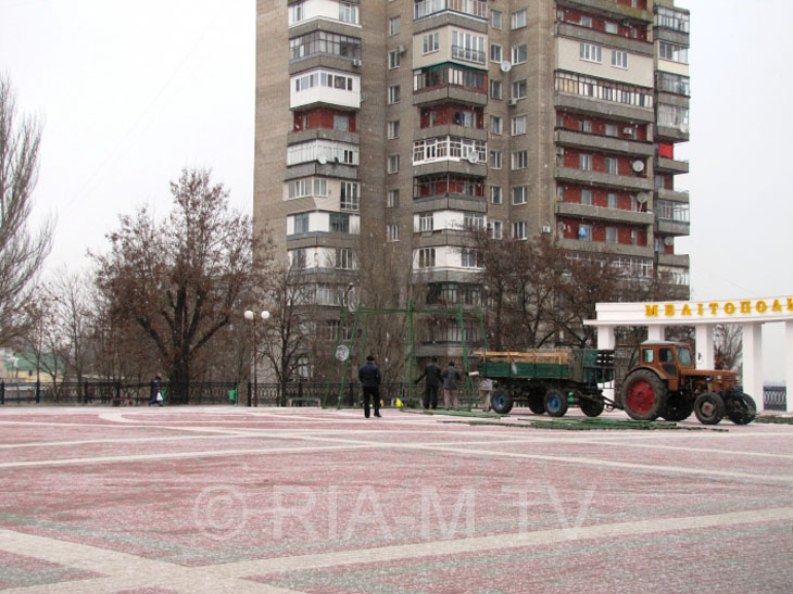 На центральній площі Мелітополя встановлюють головну ялинку міста - фото 3