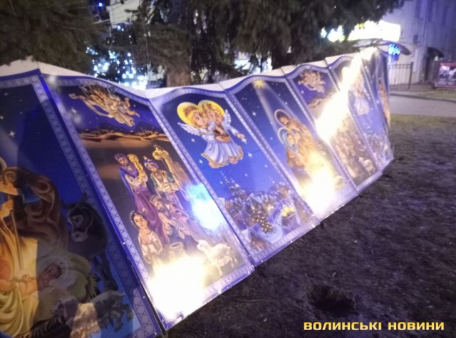 У Луцьку пошкодили декорації  з Ісусом Христом біля головної ялинки міста (ФОТО) - фото 2