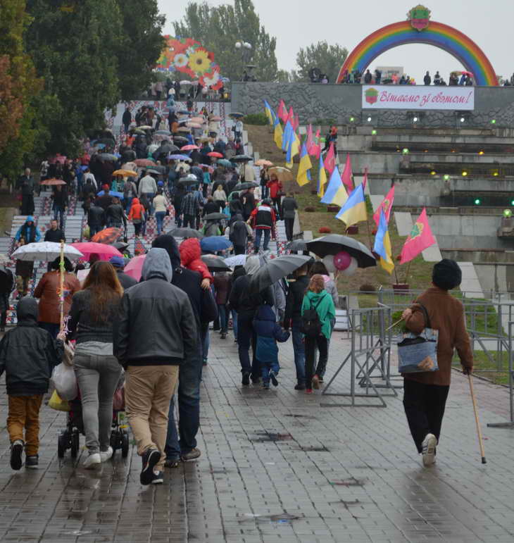 Ярмарок, що на кілька кілометрів розтягнувся уздовж Дніпра, за один лише день відвідали понад 100 тисяч гостей - фото 48