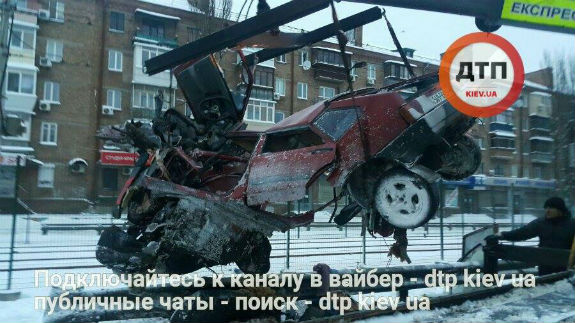У Києві сталася жахлива ДТП: Автомобіль розірвало на дві частини - фото 2