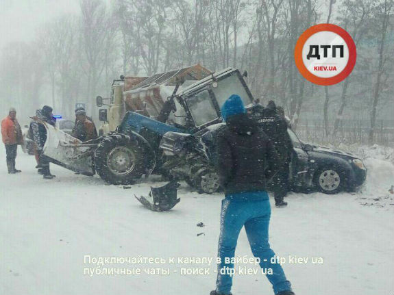 На Київщині автомобілі влетіли у колону снігоприбиральної техніки - фото 1