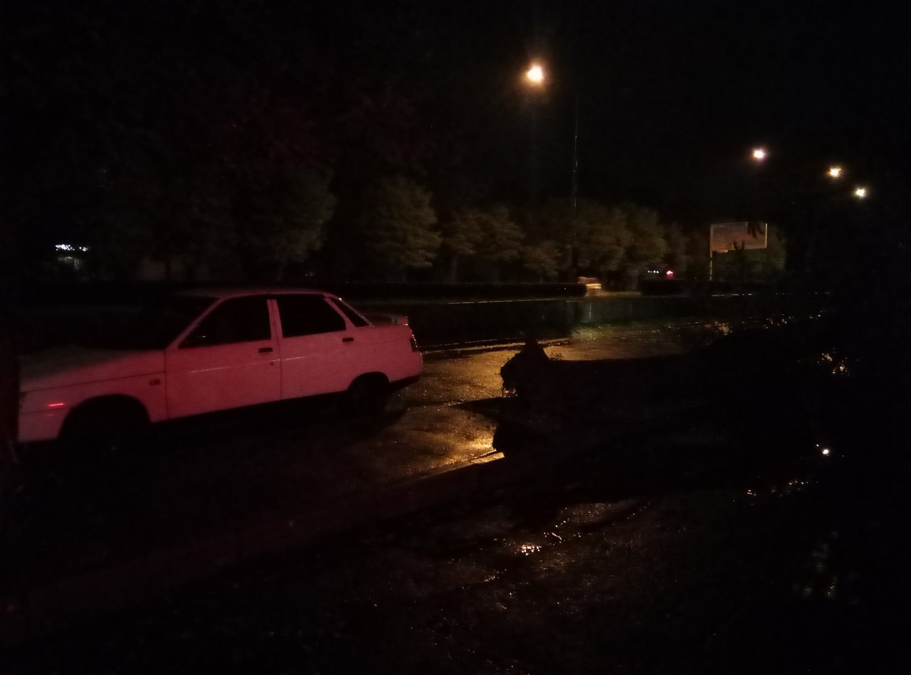 У Миколаєві через негоду електроопора впала на припарковані авто - фото 2