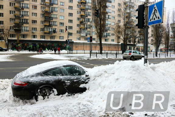 Комунальники Кличка засипали снігом круту іномарку в центрі Києва - фото 3