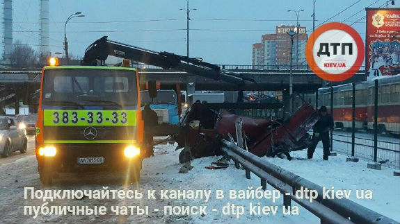 У Києві сталася жахлива ДТП: Автомобіль розірвало на дві частини - фото 1