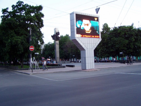 В Луганську демонтують великий екран у центрі міста (ФОТО) - фото 1