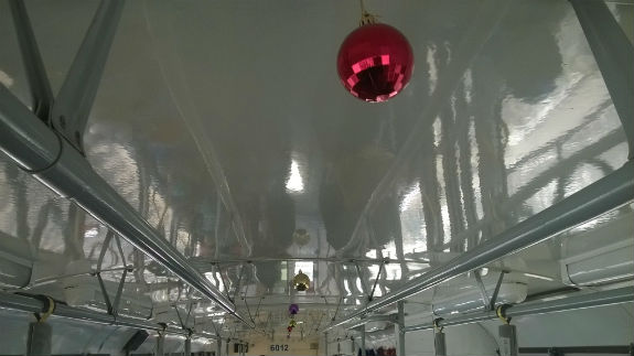 Як столичні трамваї прикрасили новорічними іграшками - фото 3