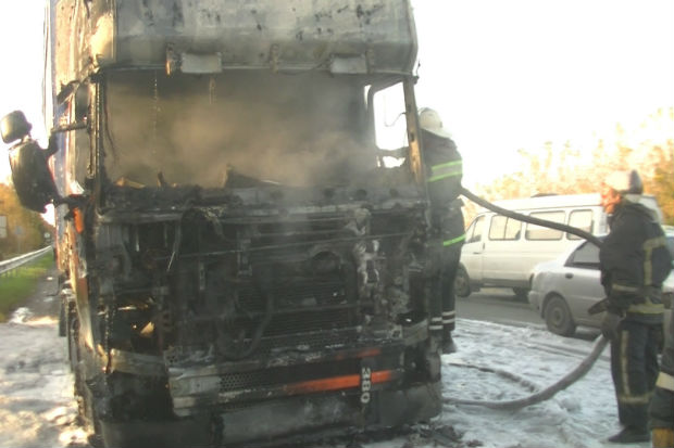 Харківські рятувальники загасили фуру з дошками, яка спалахнула на ходу - фото 2